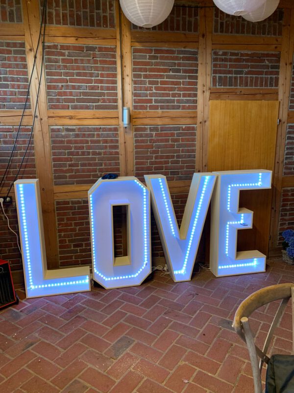 XXL Leuchtbuchstaben „Love“ – Bild 7