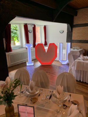 XXL Leuchtbuchstaben „I ♥️ U“